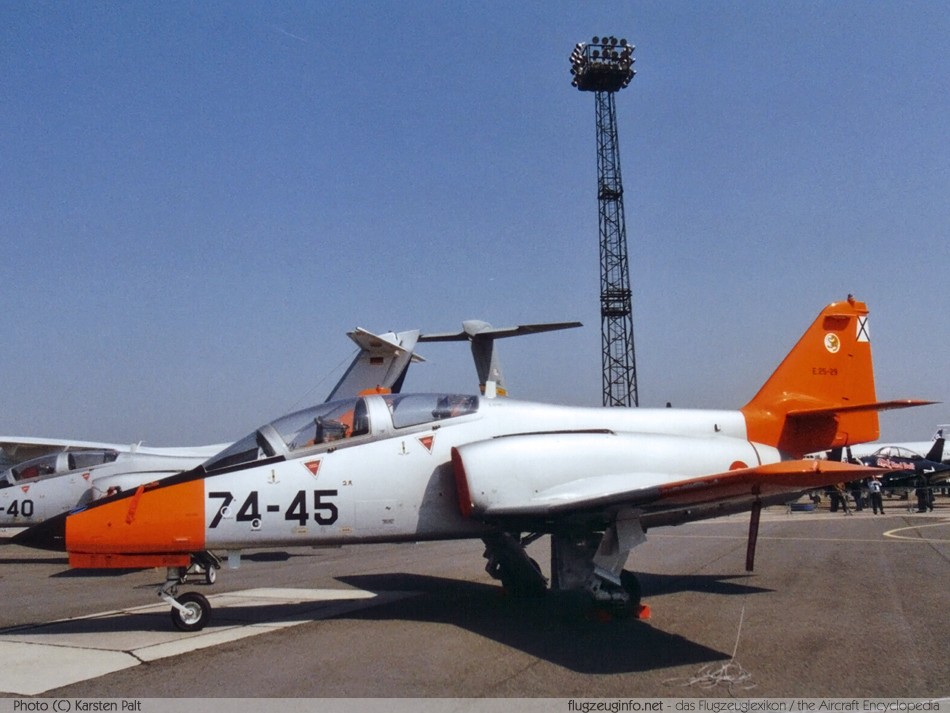 CASA C101 1:100 Jagdflugzeug Kampfflugzeug Metal 060