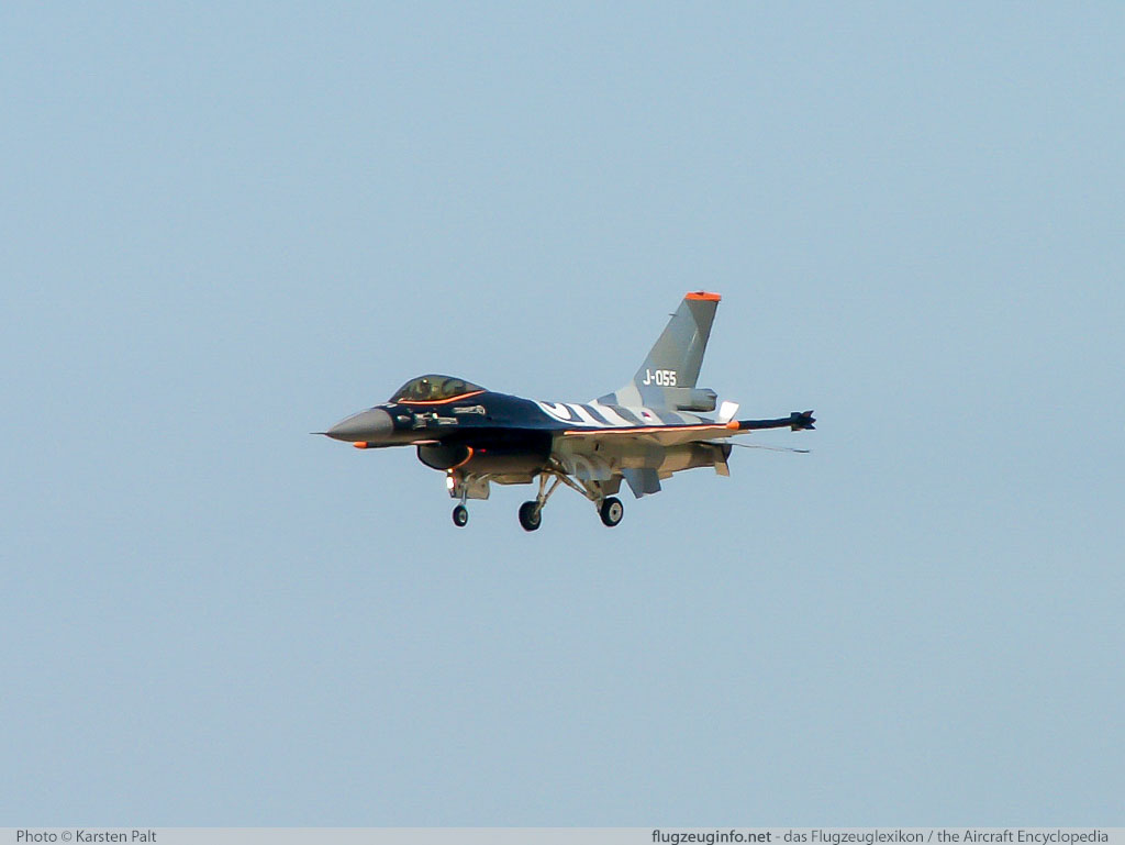General Dynamics / Lockheed Martin F-16AM Royal Netherlands AF / Koninklijke Luchtmacht J-055 6D-138 Open Dagen Koninklijke Luchtmacht 2003 Vliegbais Twente (EHTW / ENS) 2003-06-21 � Karsten Palt, ID 12018 General Dynamics / Lockheed Martin F-16AM Royal Netherlands AF / Koninklijke Luchtmacht J-055 6D-138 Open Dagen Koninklijke Luchtmacht 2003 Vliegbais Twente (EHTW / ENS) 2003-06-21 � Karsten Palt, ID 12018