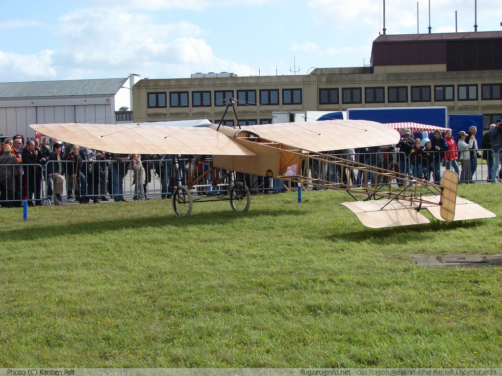 Bleriot Bleriot XI (Thulin A) Private (Mikael Carlson) SE-XMC 82 Airport-Days 2007 Hamburg-Fuhlsbüttel (EDDH / HAM) 2007-09-15 � Karsten Palt, ID 715 Bleriot Bleriot XI (Thulin A) Private (Mikael Carlson) SE-XMC 82 Airport-Days 2007 Hamburg-Fuhlsbüttel (EDDH / HAM) 2007-09-15 � Karsten Palt, ID 715