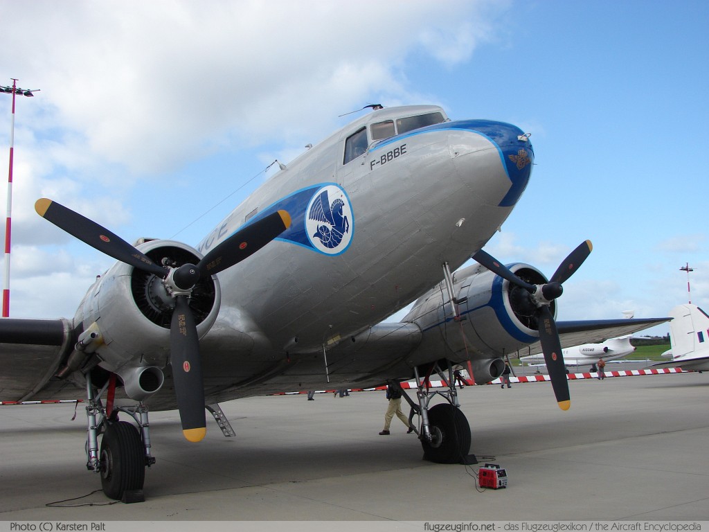 Douglas DC-3A-456 (C-47A Skytrain) Dakota et Compagnie F-AZTE 9172 Airport-Days 2007 Hamburg-Fuhlsbüttel (EDDH / HAM) 2007-09-15 � Karsten Palt, ID 687 Douglas DC-3A-456 (C-47A Skytrain) Dakota et Compagnie F-AZTE 9172 Airport-Days 2007 Hamburg-Fuhlsbüttel (EDDH / HAM) 2007-09-15 � Karsten Palt, ID 687