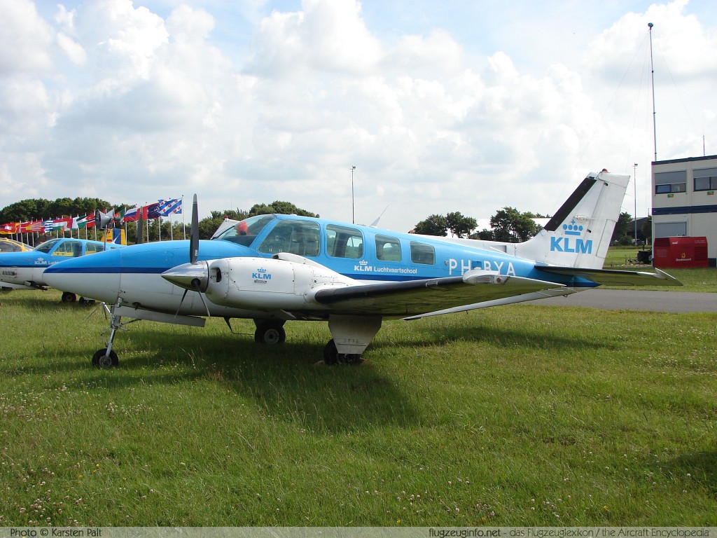 Beech 58 Baron KLM Luchtvaartschool PH-BYA TH-1609 Open Dagen Koninklijke Luchtmacht 2008 Leeuwarden (EHLW / LHW) 2008-06-20 � Karsten Palt, ID 905 Beech 58 Baron KLM Luchtvaartschool PH-BYA TH-1609 Open Dagen Koninklijke Luchtmacht 2008 Leeuwarden (EHLW / LHW) 2008-06-20 � Karsten Palt, ID 905