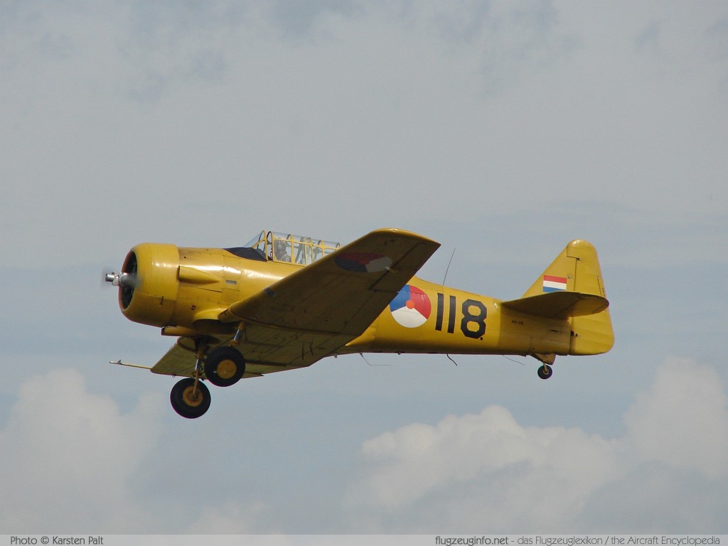 North American (Noorduyn) T-6 / AT-16ND Harvard IIb Koninklijke Luchtmacht Historische Vlucht PH-IIB 14A-1467 Open Dagen Koninklijke Luchtmacht 2008 Leeuwarden (EHLW / LHW) 2008-06-20 � Karsten Palt, ID 909 North American (Noorduyn) T-6 / AT-16ND Harvard IIb Koninklijke Luchtmacht Historische Vlucht PH-IIB 14A-1467 Open Dagen Koninklijke Luchtmacht 2008 Leeuwarden (EHLW / LHW) 2008-06-20 � Karsten Palt, ID 909