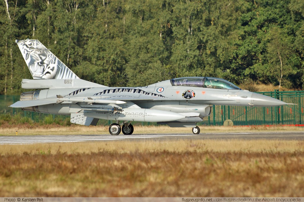General Dynamics / Lockheed Martin F-16BM Royal Norwegian Air Force 692 6L-11 NATO Tigermeet 2009 Kleine Brogel (EBBL) 2009-09-23 � Karsten Palt, ID 2788 General Dynamics / Lockheed Martin F-16BM Royal Norwegian Air Force 692 6L-11 NATO Tigermeet 2009 Kleine Brogel (EBBL) 2009-09-23 � Karsten Palt, ID 2788