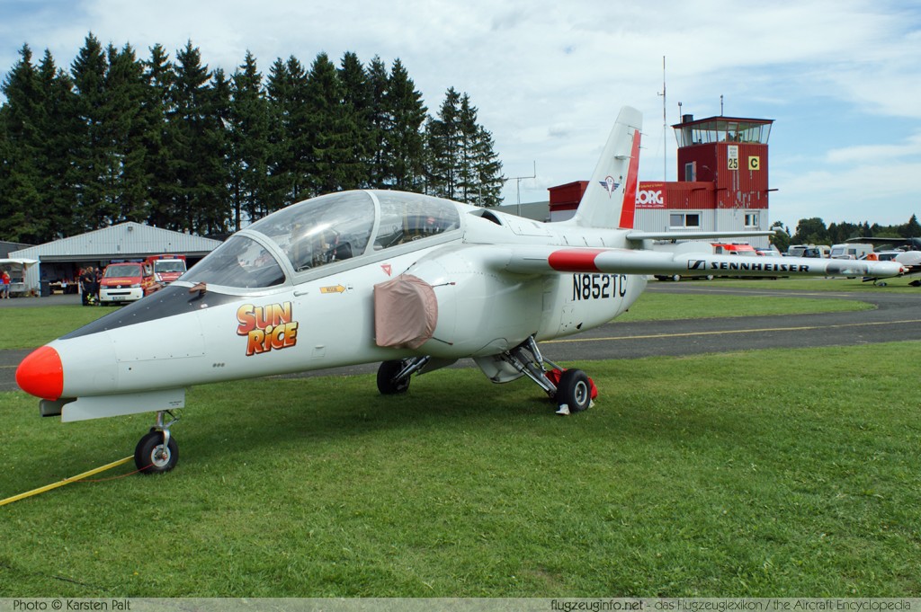 SIAI-Marchetti S-211 N852TC 017 Flugtag Breitscheid 2010 Breitscheid (EDGB) 2010-08-22 � Karsten Palt, ID 3996 SIAI-Marchetti S-211 N852TC 017 Flugtag Breitscheid 2010 Breitscheid (EDGB) 2010-08-22 � Karsten Palt, ID 3996
