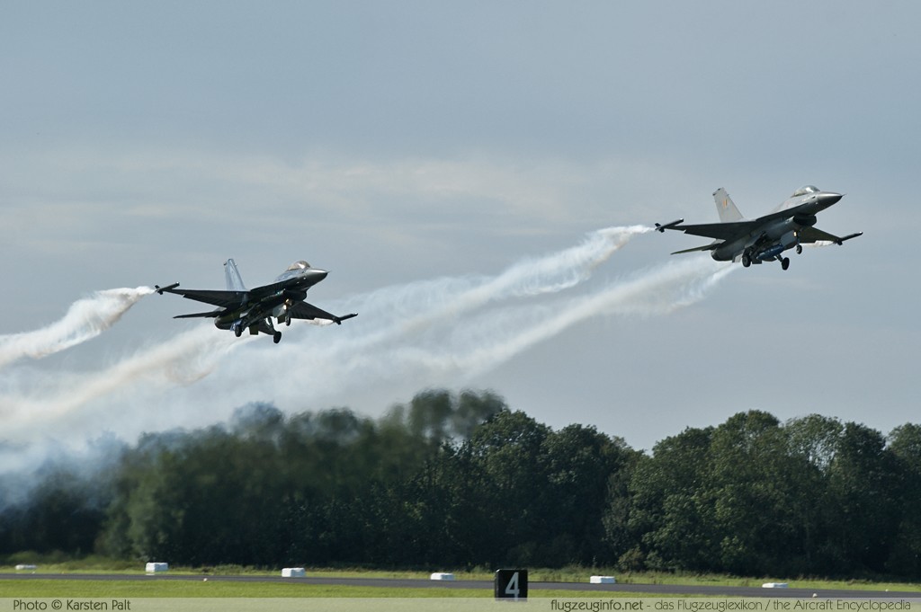 Luchtmachtdagen 2011 Leeuwarden (EHLW / LHW) 2011-09-16 � Karsten Palt, ID 5677 Luchtmachtdagen 2011 Leeuwarden (EHLW / LHW) 2011-09-16 � Karsten Palt, ID 5677