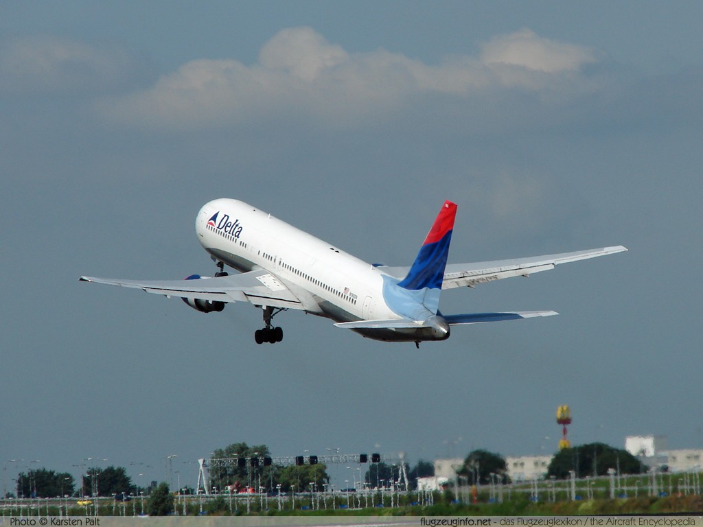 Boeing 767-332ER Delta Air Lines N190DN 28447 / 653 Amsterdam-Schiphol (EHAM / AMS) 2007-06-19 � Karsten Palt, ID 332 Boeing 767-332ER Delta Air Lines N190DN 28447 / 653 Amsterdam-Schiphol (EHAM / AMS) 2007-06-19 � Karsten Palt, ID 332