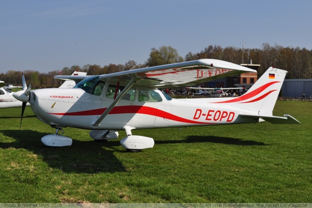 Reims F172N Skyhawk II D-EOPD 172-1955 Uetersen-Heist (EDHE) 2010-04-18 � Hartmut Ehlers, ID 3272 Reims F172N Skyhawk II D-EOPD 172-1955 Uetersen-Heist (EDHE) 2010-04-18 � Hartmut Ehlers, ID 3272