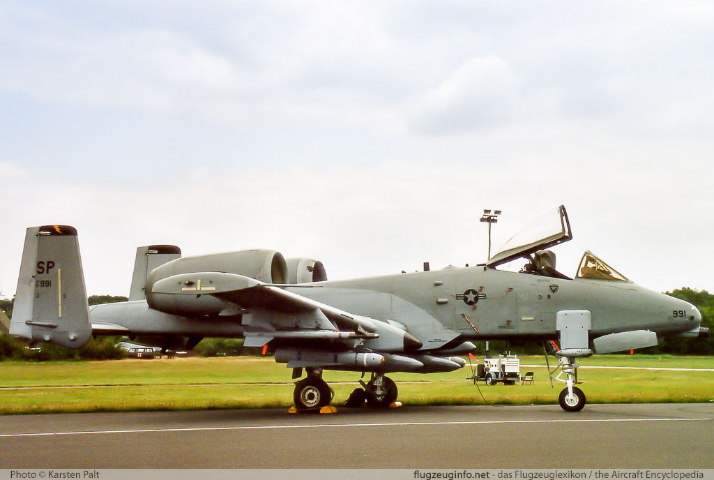 Fairchild Republic A-10A Thunderbolt II United States Air Force (USAF) 81-0991 A10-0686 Open Dagen Koninklijke Luchtmacht 2003 Vliegbais Twente (EHTW / ENS) 2003-06-21 � Karsten Palt, ID 12002 Fairchild Republic A-10A Thunderbolt II United States Air Force (USAF) 81-0991 A10-0686 Open Dagen Koninklijke Luchtmacht 2003 Vliegbais Twente (EHTW / ENS) 2003-06-21 � Karsten Palt, ID 12002
