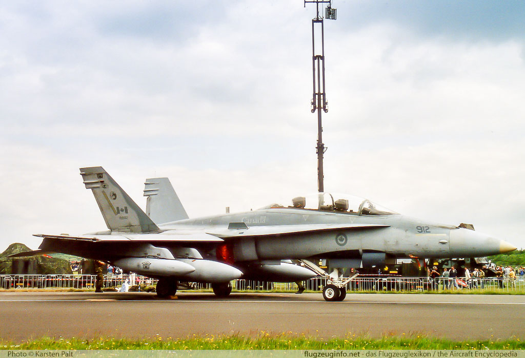 McDonnell Douglas / Boeing CF-188 Canadian Air Force 188912 111/B031 Open Dagen Koninklijke Luchtmacht 2003 Vliegbais Twente (EHTW / ENS) 2003-06-21 � Karsten Palt, ID 12009 McDonnell Douglas / Boeing CF-188 Canadian Air Force 188912 111/B031 Open Dagen Koninklijke Luchtmacht 2003 Vliegbais Twente (EHTW / ENS) 2003-06-21 � Karsten Palt, ID 12009