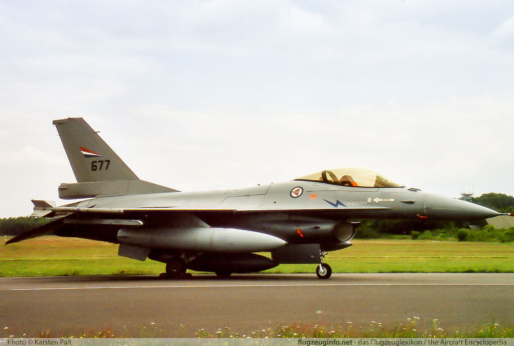 General Dynamics / Lockheed Martin F-16AM Royal Norwegian Air Force 677 6K-49 Open Dagen Koninklijke Luchtmacht 2003 Vliegbais Twente (EHTW / ENS) 2003-06-21 � Karsten Palt, ID 12017