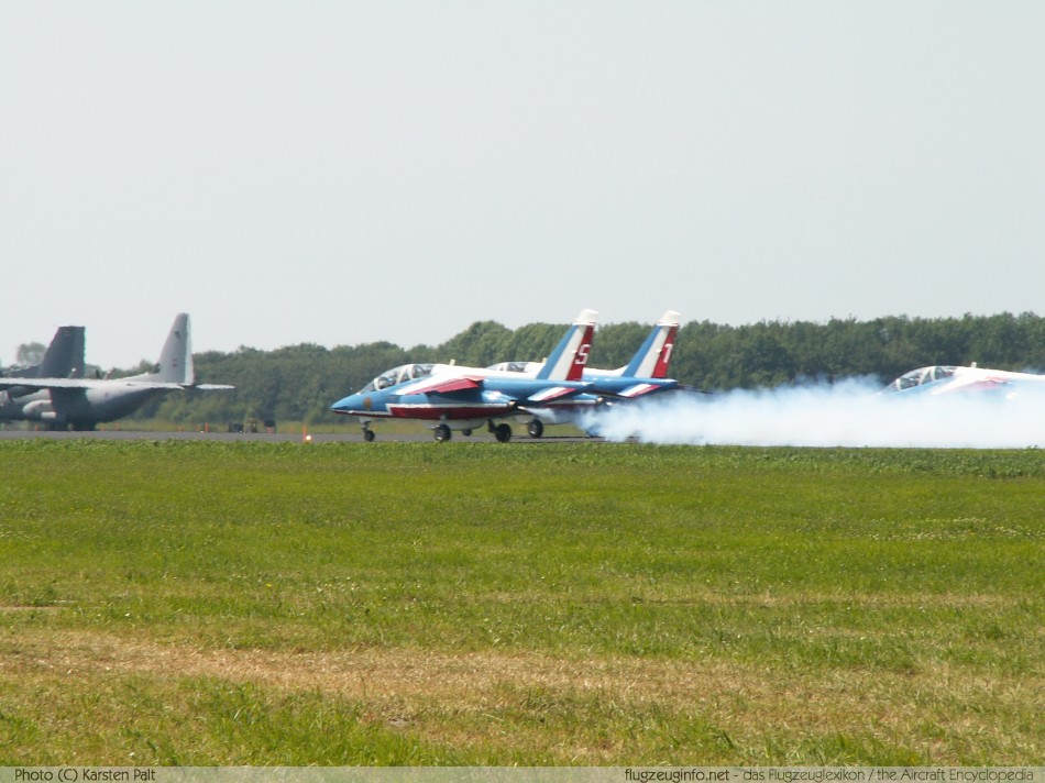 Dassault / Dornier AlphaJet Patrouille de France Open Dagen Koninklijke Luchtmacht 2006 Leeuwarden (EHLW / LHW) 2006-06-17 � Karsten Palt, ID 21 Dassault / Dornier AlphaJet Patrouille de France Open Dagen Koninklijke Luchtmacht 2006 Leeuwarden (EHLW / LHW) 2006-06-17 � Karsten Palt, ID 21
