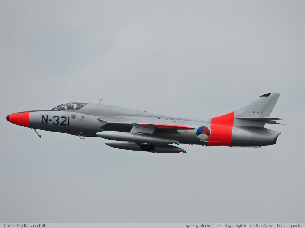 Hawker Hunter T8C Dutch Hawker Hunter Foundation G-BWGL 41H-695946 Open Dagen Koninklijke Luchtmacht 2007 Volkel (EHVK / UDE) 2007-06-15 � Karsten Palt, ID 296