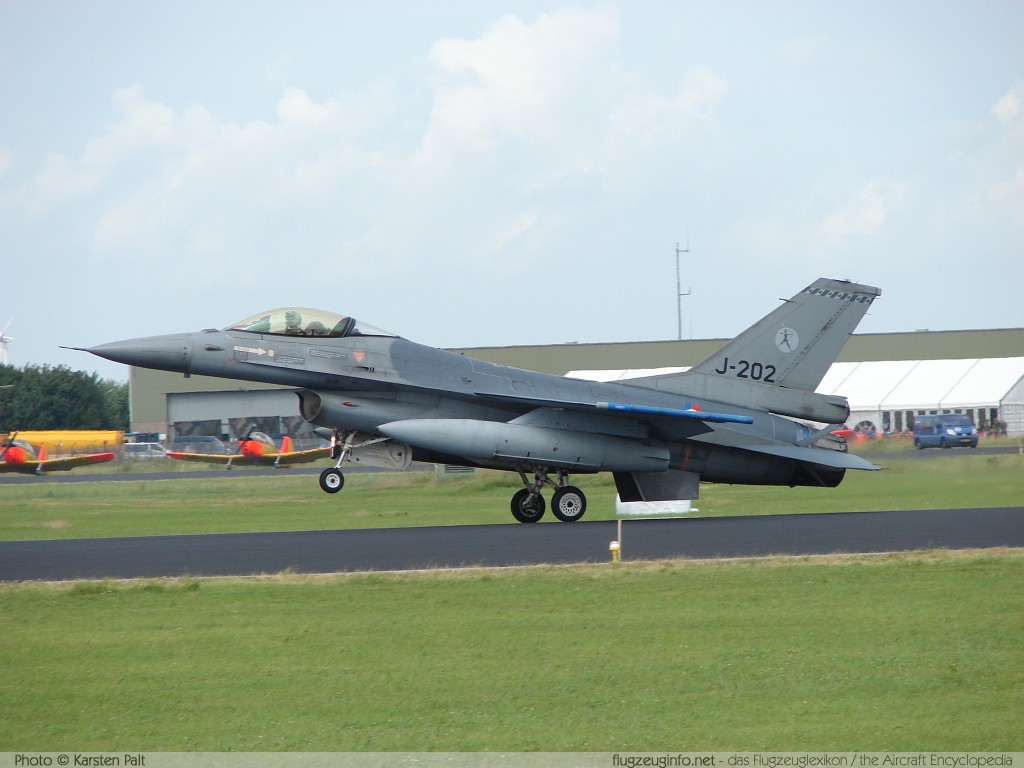 General Dynamics / Lockheed Martin F-16AM Royal Netherlands AF / Koninklijke Luchtmacht J-202 6D-109 Open Dagen Koninklijke Luchtmacht 2008 Leeuwarden (EHLW / LHW) 2008-06-20 � Karsten Palt, ID 878