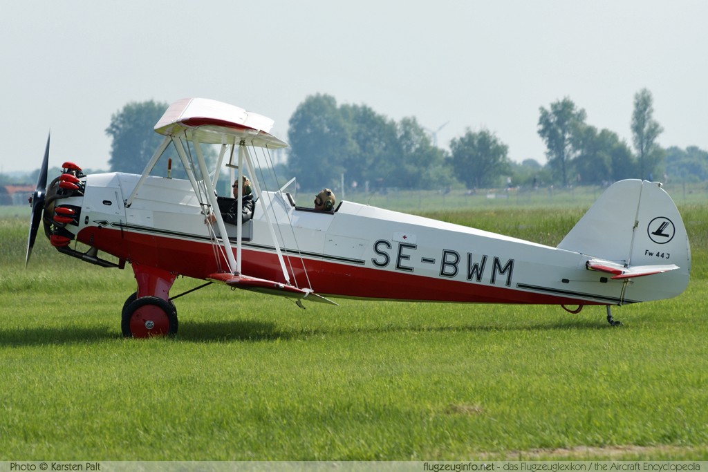 Focke-Wulf FW 44J Stieglitz SE-BWM 37 Flugtag Bremen 2009 Bremen (EDDW / BRE) 2009-05-10 � Karsten Palt, ID 2150 Focke-Wulf FW 44J Stieglitz SE-BWM 37 Flugtag Bremen 2009 Bremen (EDDW / BRE) 2009-05-10 � Karsten Palt, ID 2150
