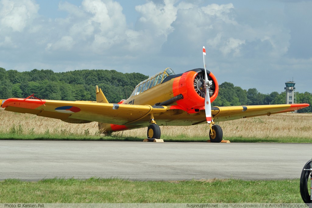 North American (Noorduyn) T-6 / AT-16 Harvard IIb Koninklijke Luchtmacht Historische Vlucht PH-MLM 14A-1444 Luchtmachtdagen 2009 Volkel (EHVK / UDE) 2009-06-19 � Karsten Palt, ID 2350 North American (Noorduyn) T-6 / AT-16 Harvard IIb Koninklijke Luchtmacht Historische Vlucht PH-MLM 14A-1444 Luchtmachtdagen 2009 Volkel (EHVK / UDE) 2009-06-19 � Karsten Palt, ID 2350