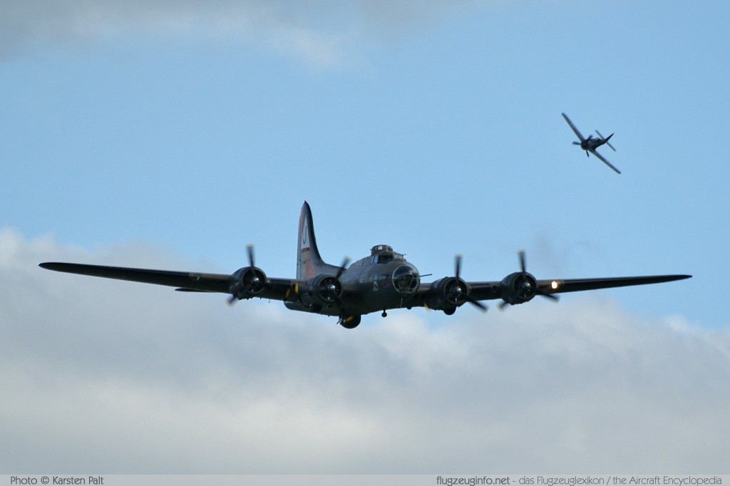 Boeing B-17G Flying Fortress (299P) Association Forteresse toujours volante F-AZDX 8246 Oldtimer-Fliegertreffen 2009 Kirchheim unter Teck - Hahnweide (EDST) 2009-09-05 � Karsten Palt, ID 2677 Boeing B-17G Flying Fortress (299P) Association Forteresse toujours volante F-AZDX 8246 Oldtimer-Fliegertreffen 2009 Kirchheim unter Teck - Hahnweide (EDST) 2009-09-05 � Karsten Palt, ID 2677