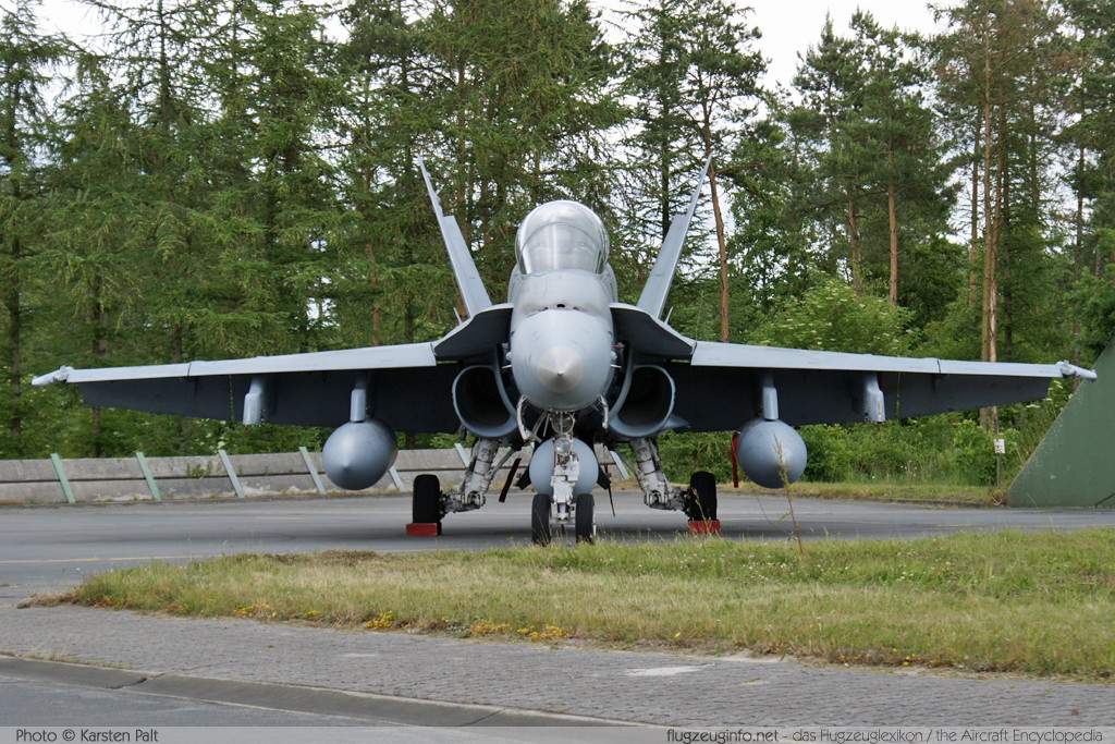 McDonnell Douglas / Boeing EF-18B Spanish Air Force CE.15-08 461/B082 Spotterday JG 71 R 2009 Wittmund-Wittmundhafen (ETNT) 2009-06-05 � Karsten Palt, ID 2289 McDonnell Douglas / Boeing EF-18B Spanish Air Force CE.15-08 461/B082 Spotterday JG 71 R 2009 Wittmund-Wittmundhafen (ETNT) 2009-06-05 � Karsten Palt, ID 2289