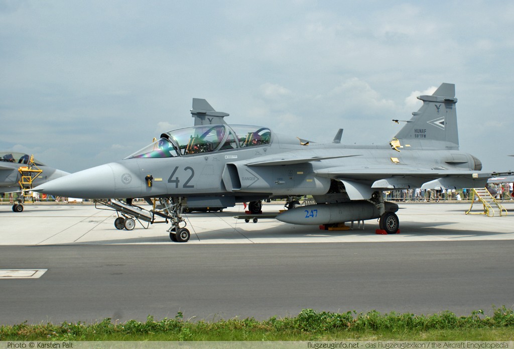 Saab JAS39D Gripen Hungarian Air Force 42 39-3851 ILA Berlin 2010 Berlin - Schönefeld (EDDB / SXF) 2010-06-11 � Karsten Palt, ID 3422 Saab JAS39D Gripen Hungarian Air Force 42 39-3851 ILA Berlin 2010 Berlin - Schönefeld (EDDB / SXF) 2010-06-11 � Karsten Palt, ID 3422