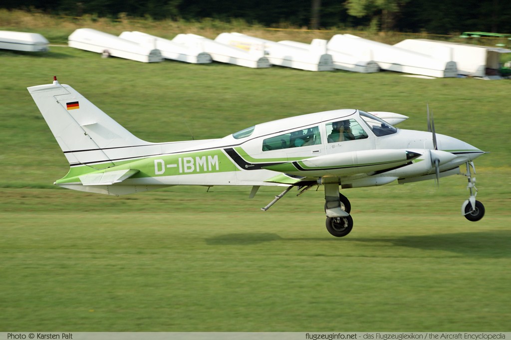 Cessna 310Q  D-IBMM 310Q0905 Oldtimer-Fliegertreffen 2013 Kirchheim unter Teck - Hahnweide (EDST) 2013-09-07 � Karsten Palt, ID 7409