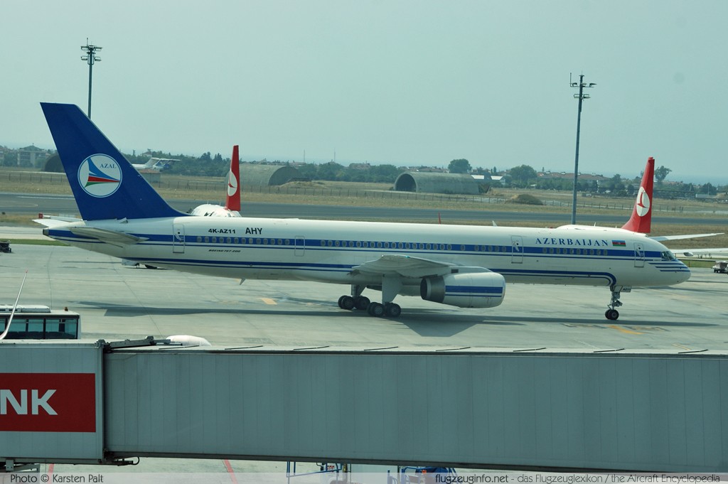 Boeing 757-22L Azerbaijan Airlines 4K-AZ11 29305 / 894  Istanbul Atat 2013-08-17 ï¿½ Karsten Palt, ID 7812